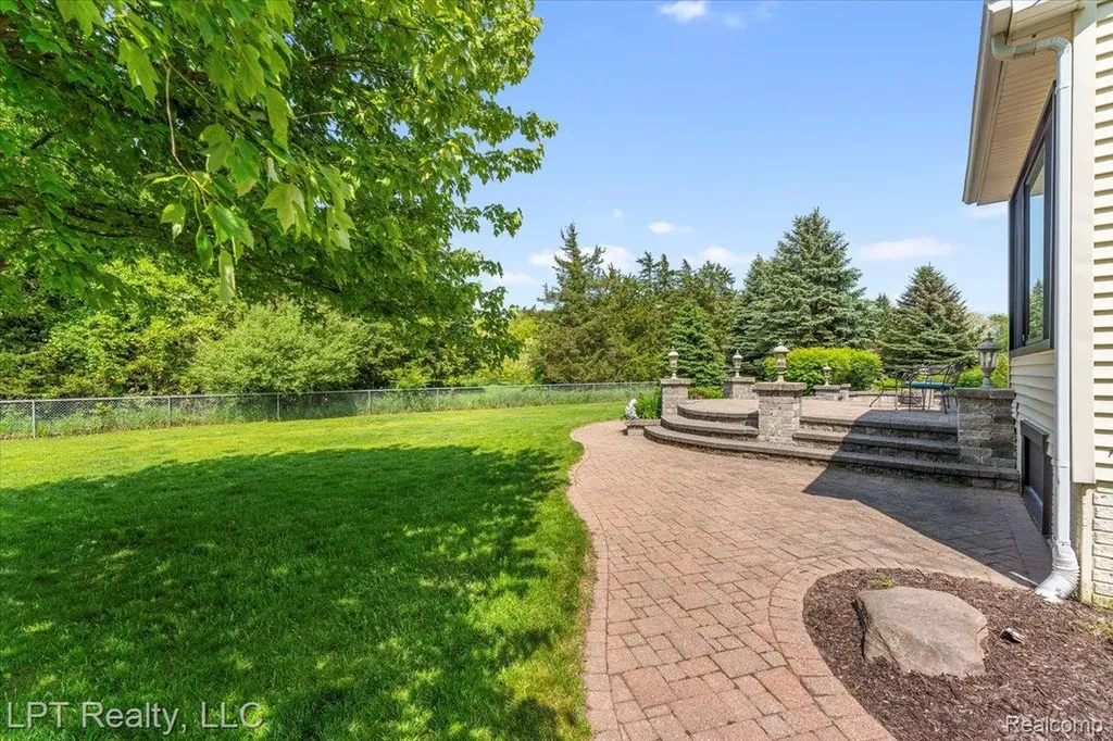 8617 Bonaventure Drive Green Oak Township MI 48116