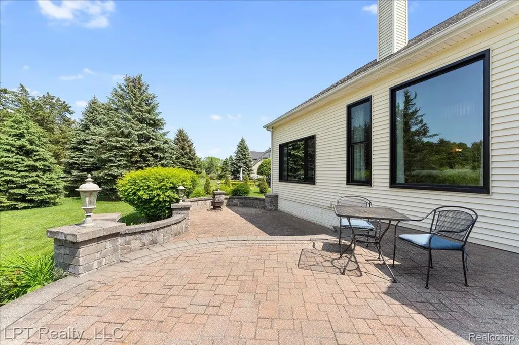 8617 Bonaventure Drive Green Oak Township MI 48116