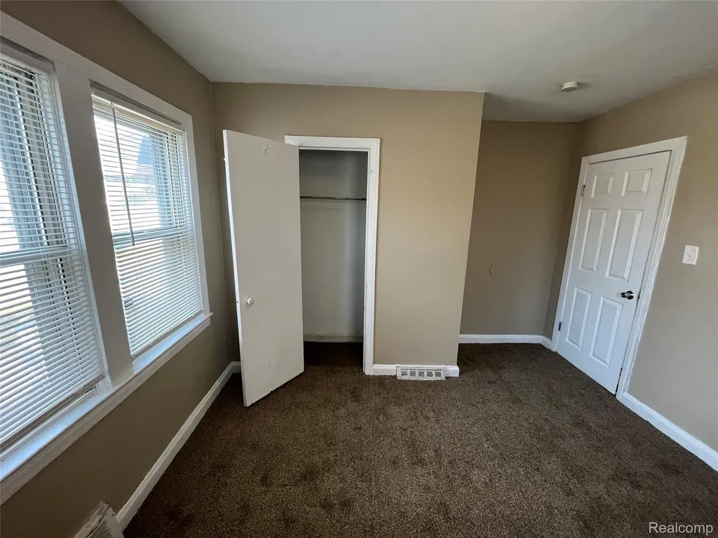 7552 Westminster Avenue Warren City MI 48091