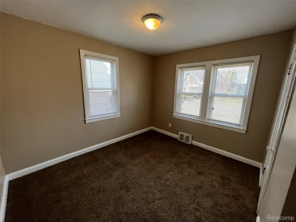 7552 Westminster Avenue Warren City MI 48091