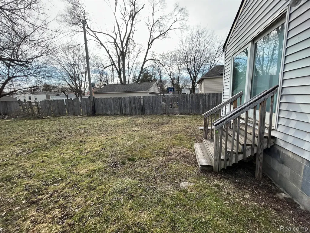 7552 Westminster Avenue Warren City MI 48091