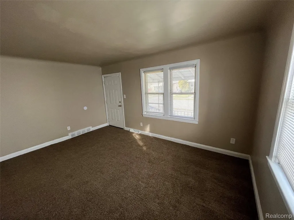7552 Westminster Avenue Warren City MI 48091