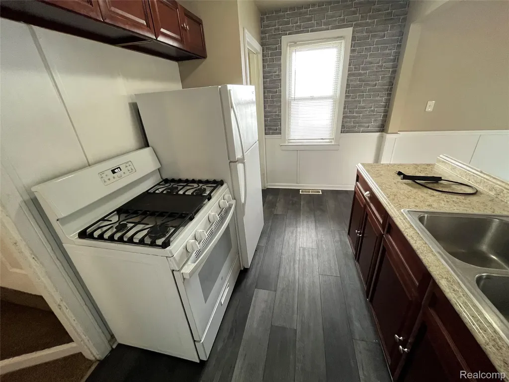 7552 Westminster Avenue Warren City MI 48091