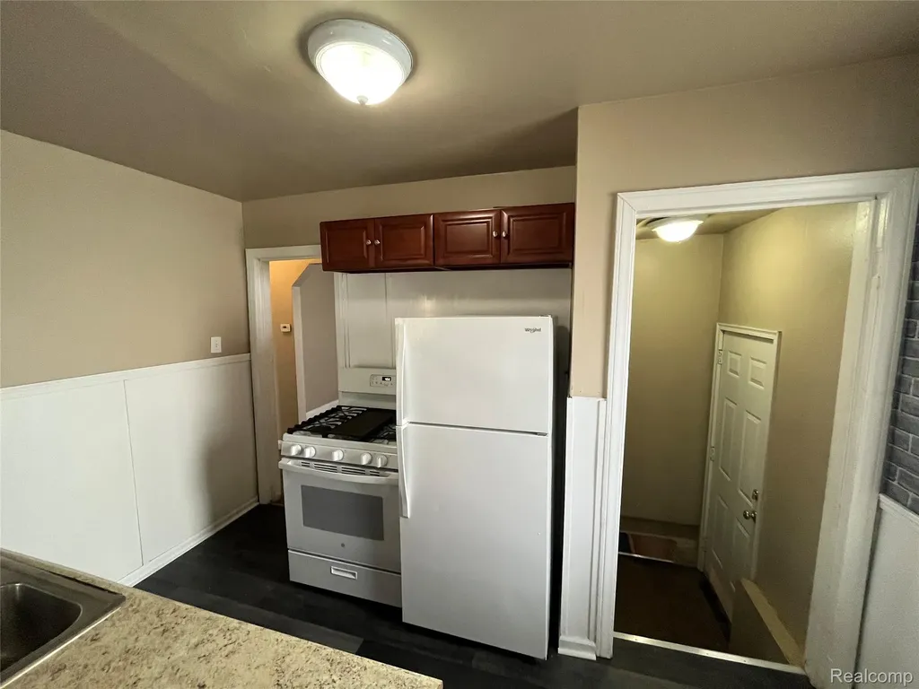 7552 Westminster Avenue Warren City MI 48091