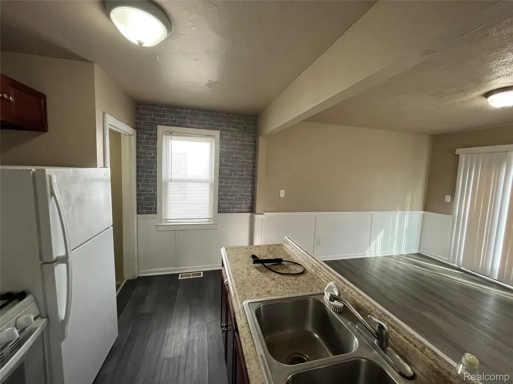 7552 Westminster Avenue Warren City MI 48091