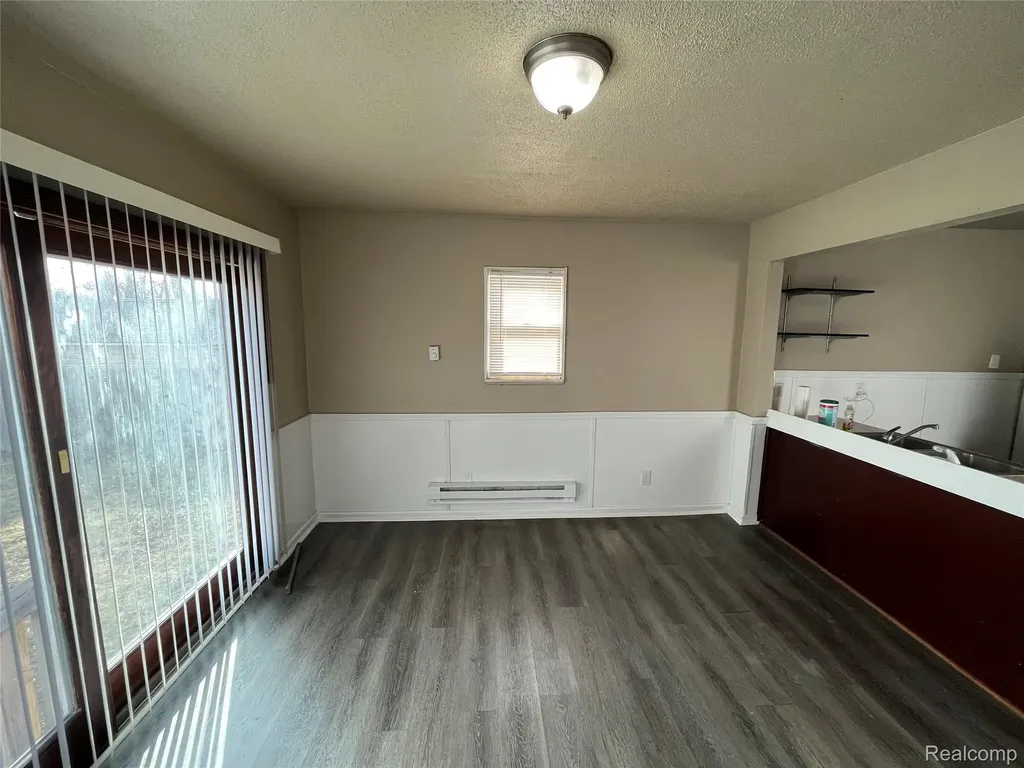 7552 Westminster Avenue Warren City MI 48091