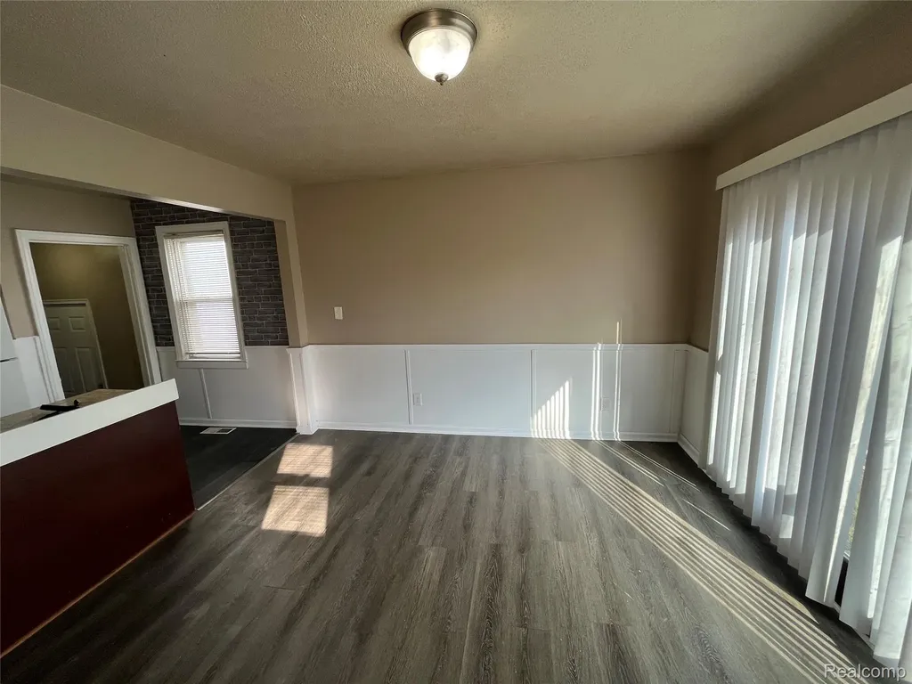 7552 Westminster Avenue Warren City MI 48091