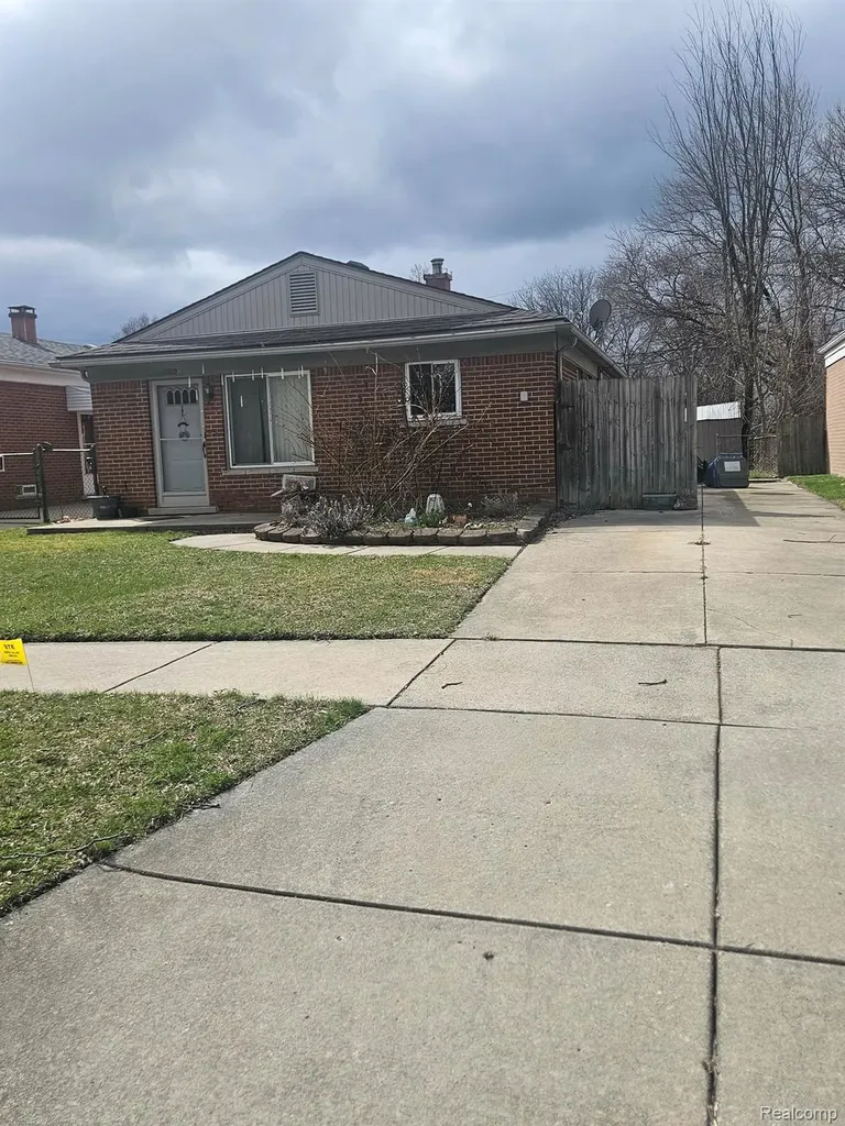 5608 Detroit Dearborn Heights City MI 42125