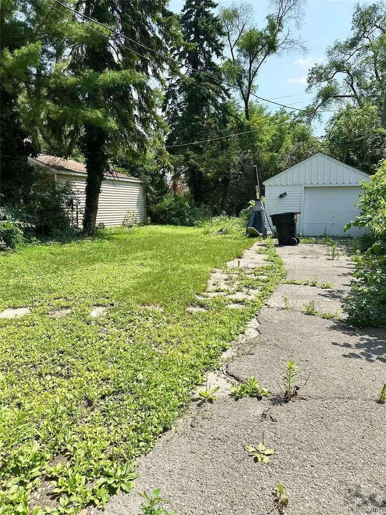 18500 Lindsay Street Detroit City MI 48235