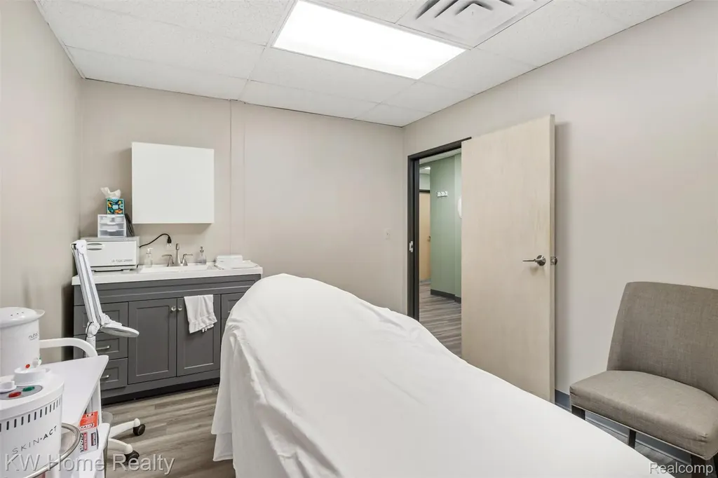 36880 Woodward Avenue Bloomfield Hills City MI 48304