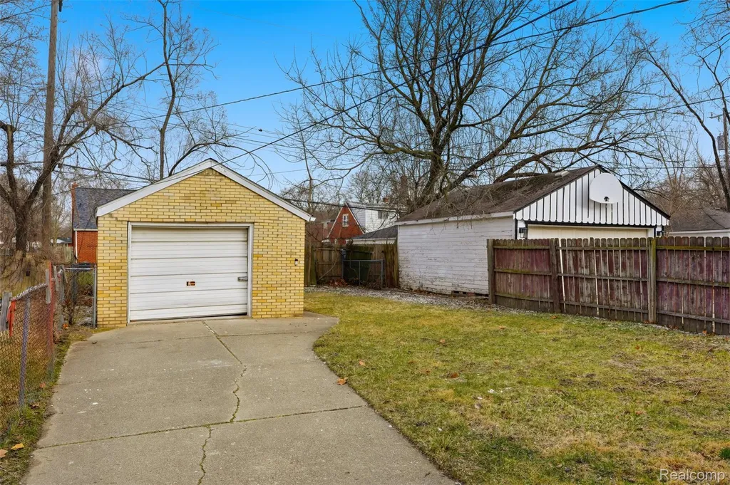 9586 Beaverland Detroit City MI 48239