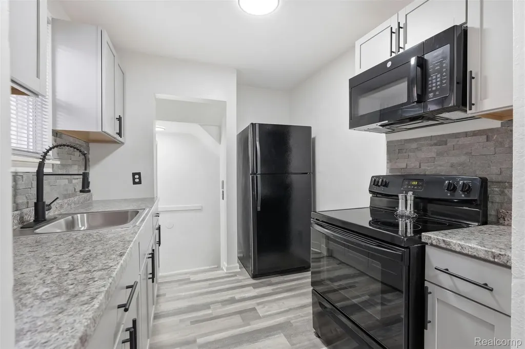 9586 Beaverland Detroit City MI 48239