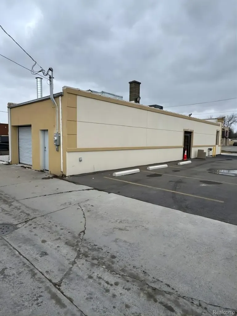 17744 E 9 Mile Road Eastpointe City MI 48021
