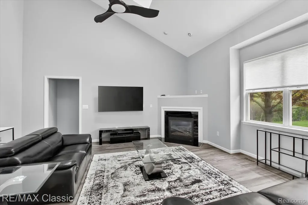 2298 Calibouge Commerce Charter Township MI 48382