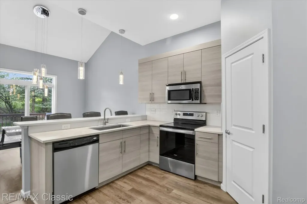 2298 Calibouge Commerce Charter Township MI 48382