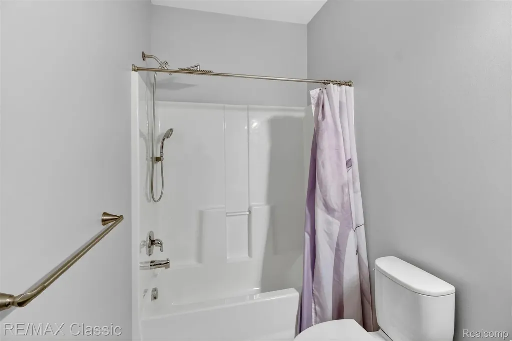 2298 Calibouge Commerce Charter Township MI 48382