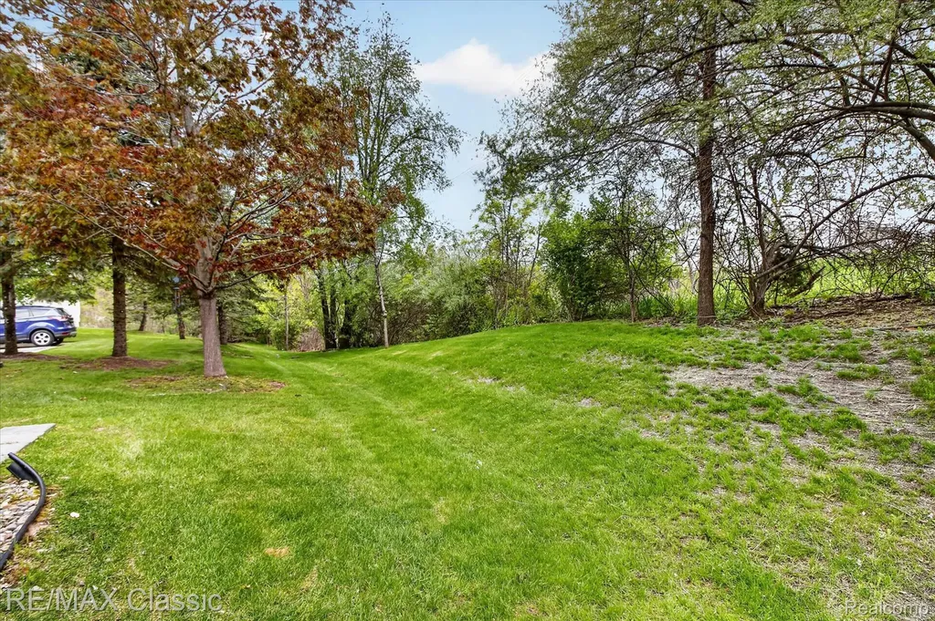 2298 Calibouge Commerce Charter Township MI 48382