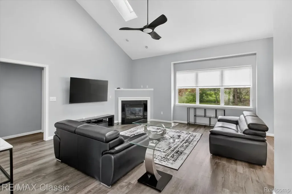2298 Calibouge Commerce Charter Township MI 48382