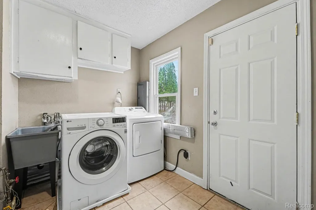20620 Westhampton Avenue Southfield City MI 48075