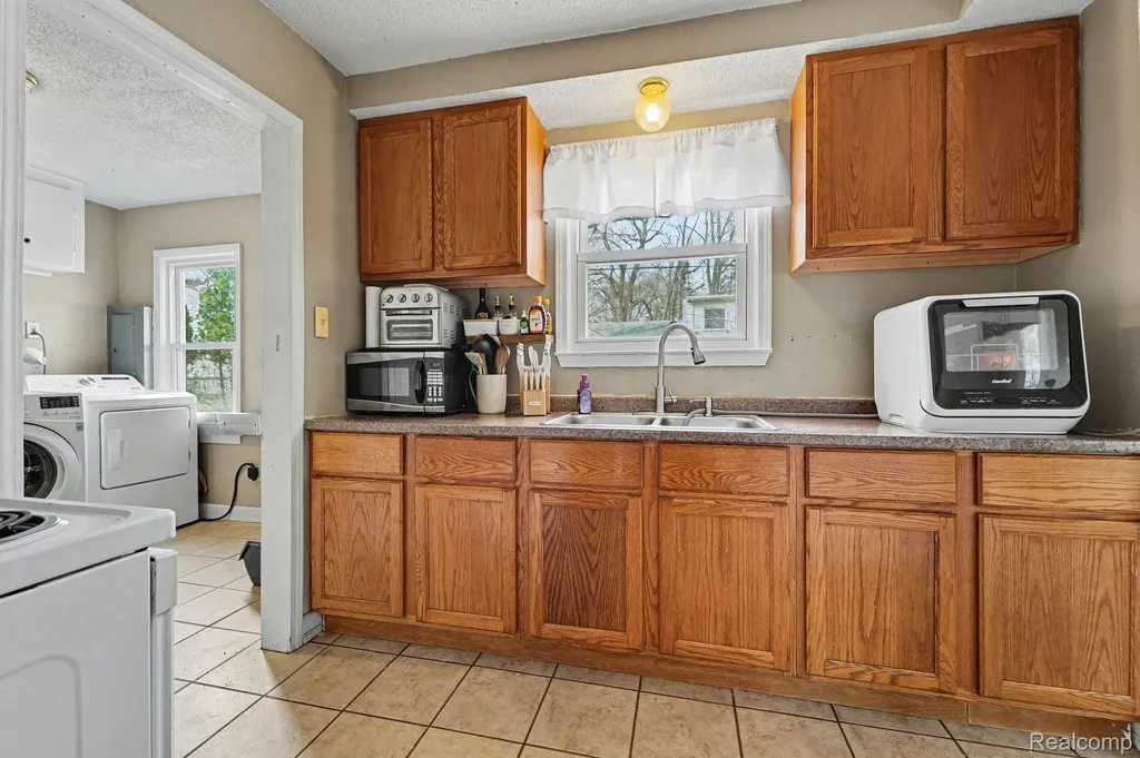 20620 Westhampton Avenue Southfield City MI 48075