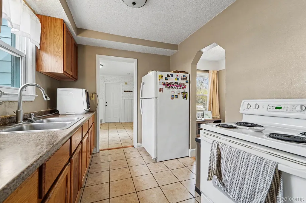 20620 Westhampton Avenue Southfield City MI 48075