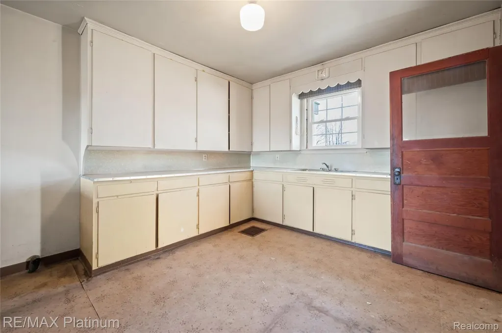 1136 S Nichols Road Clayton Charter Township MI 48473