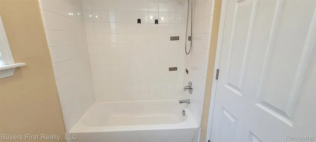 7052 Meadow Avenue Warren City MI 48091