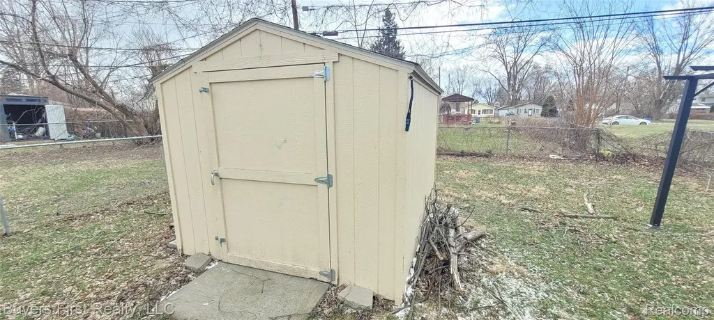 7052 Meadow Avenue Warren City MI 48091