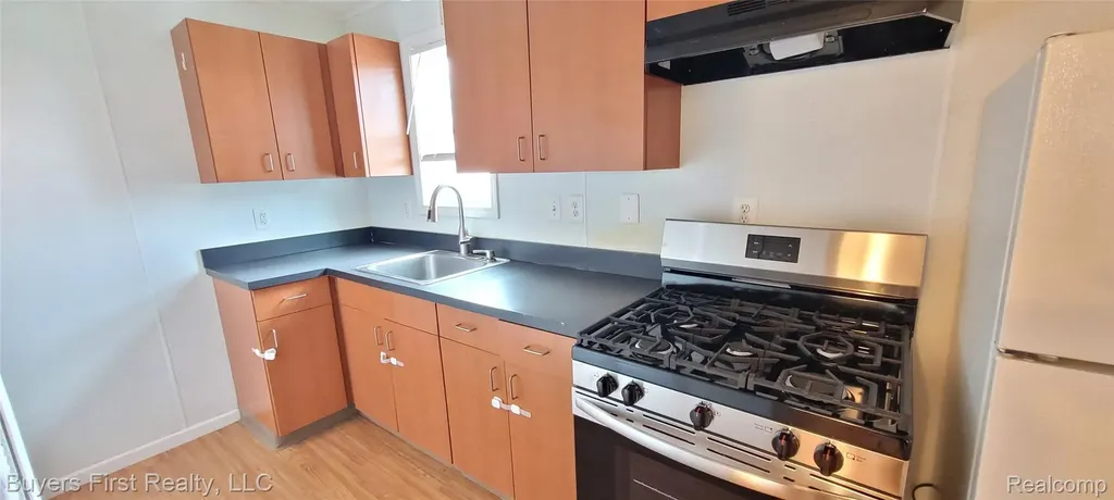 7052 Meadow Avenue Warren City MI 48091