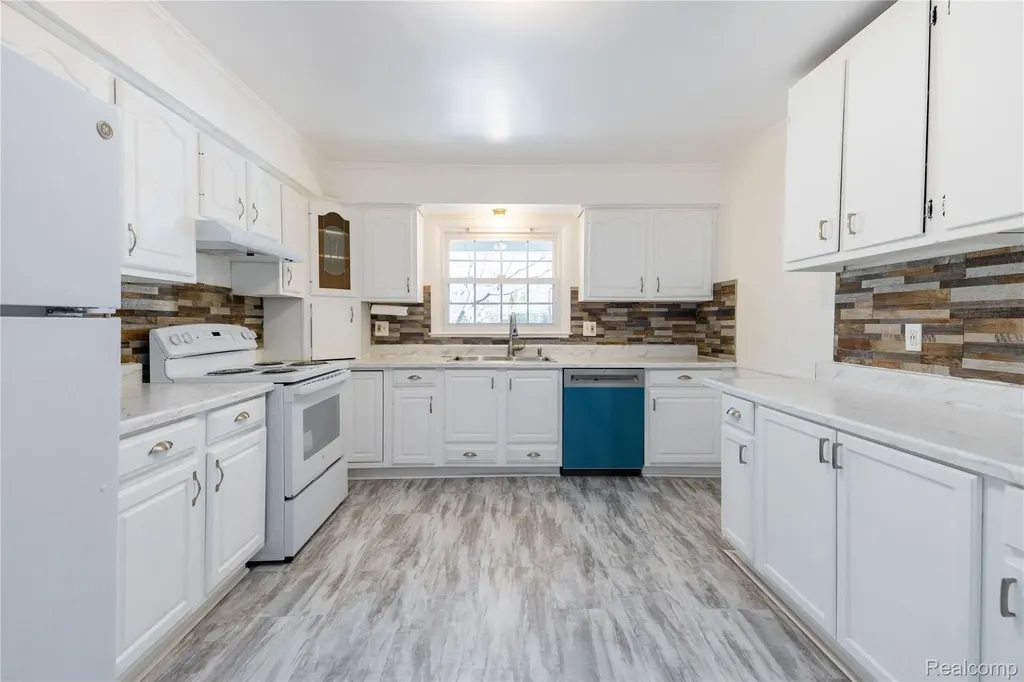 21918 Knudsen Drive Grosse Ile Township MI 48138
