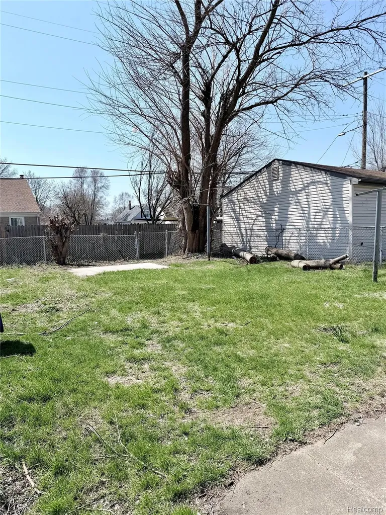 37 Le Blanc River Rouge City MI 48218