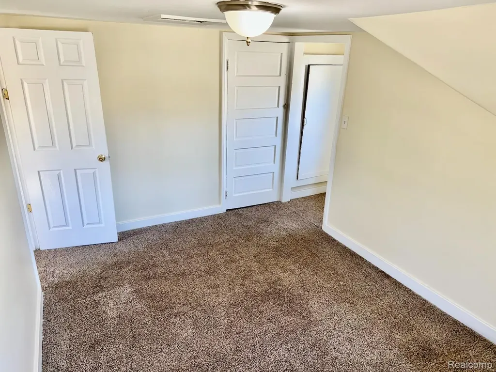 12111 Leverne Redford Charter Township MI 48239