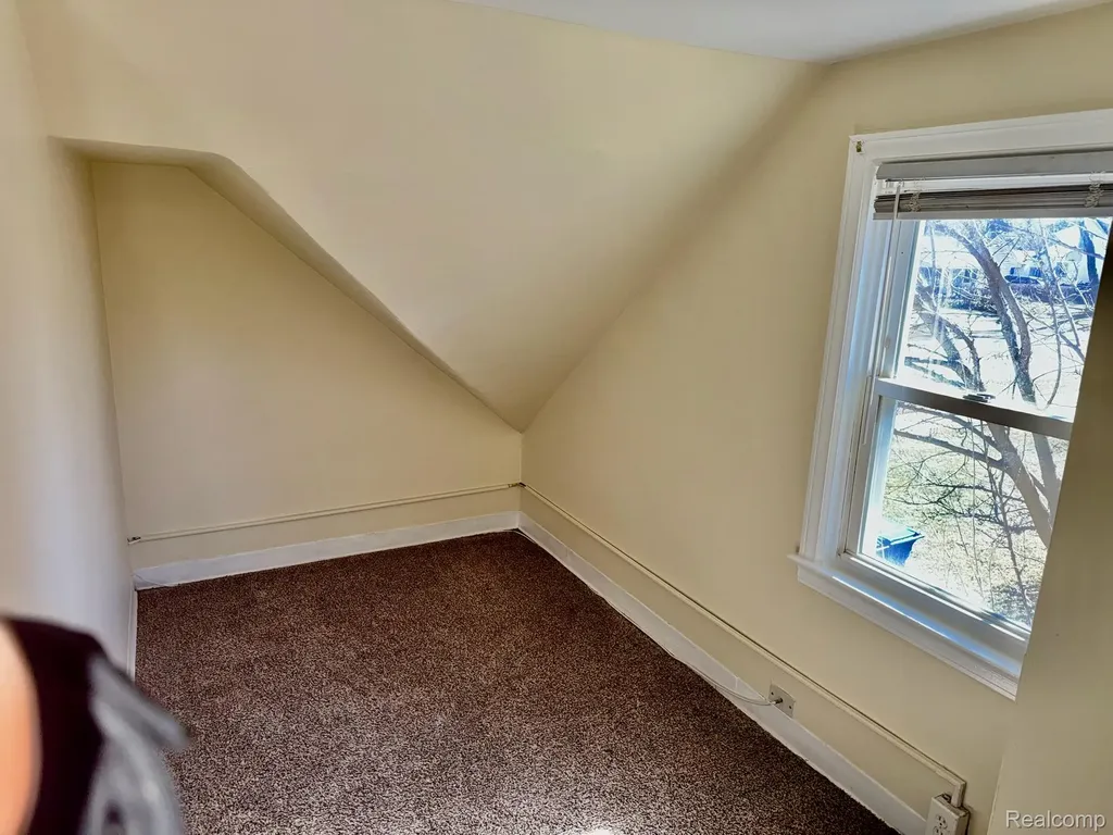 12111 Leverne Redford Charter Township MI 48239