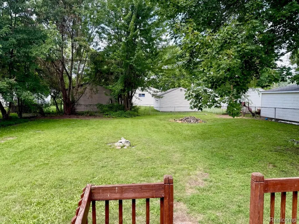 12111 Leverne Redford Charter Township MI 48239