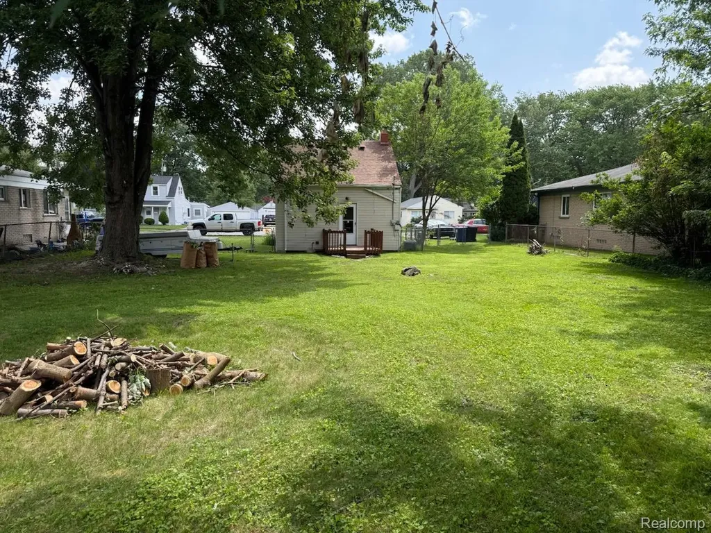 12111 Leverne Redford Charter Township MI 48239