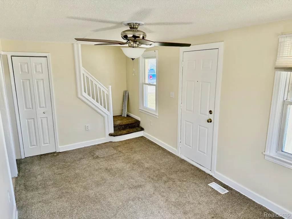 12111 Leverne Redford Charter Township MI 48239