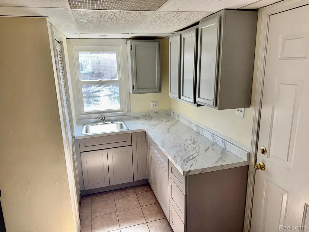 12111 Leverne Redford Charter Township MI 48239