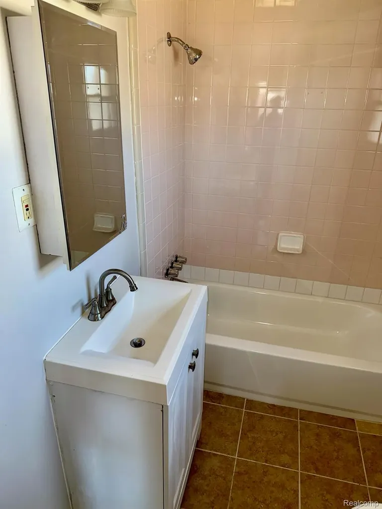 12111 Leverne Redford Charter Township MI 48239