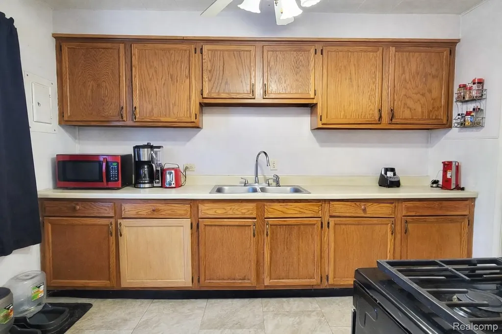 32516 Newaygo Street Westland City MI 48186
