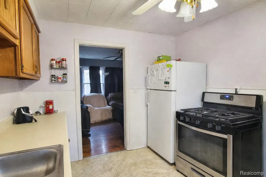 32516 Newaygo Street Westland City MI 48186