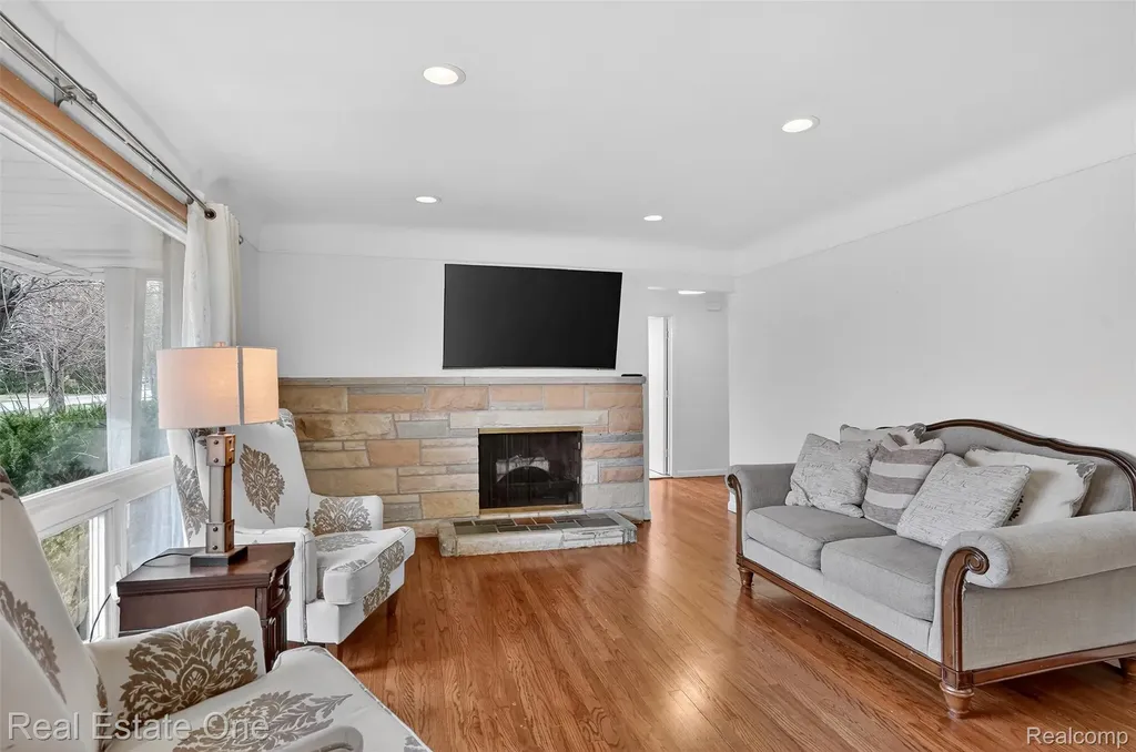 28491 Bayberry Road Farmington Hills City MI 48331