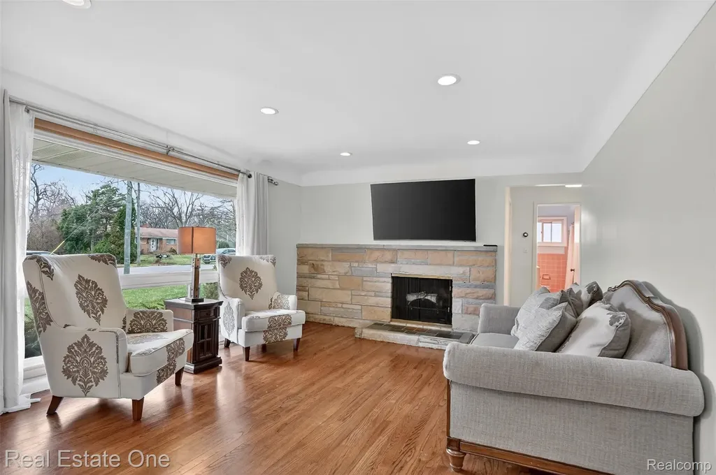 28491 Bayberry Road Farmington Hills City MI 48331
