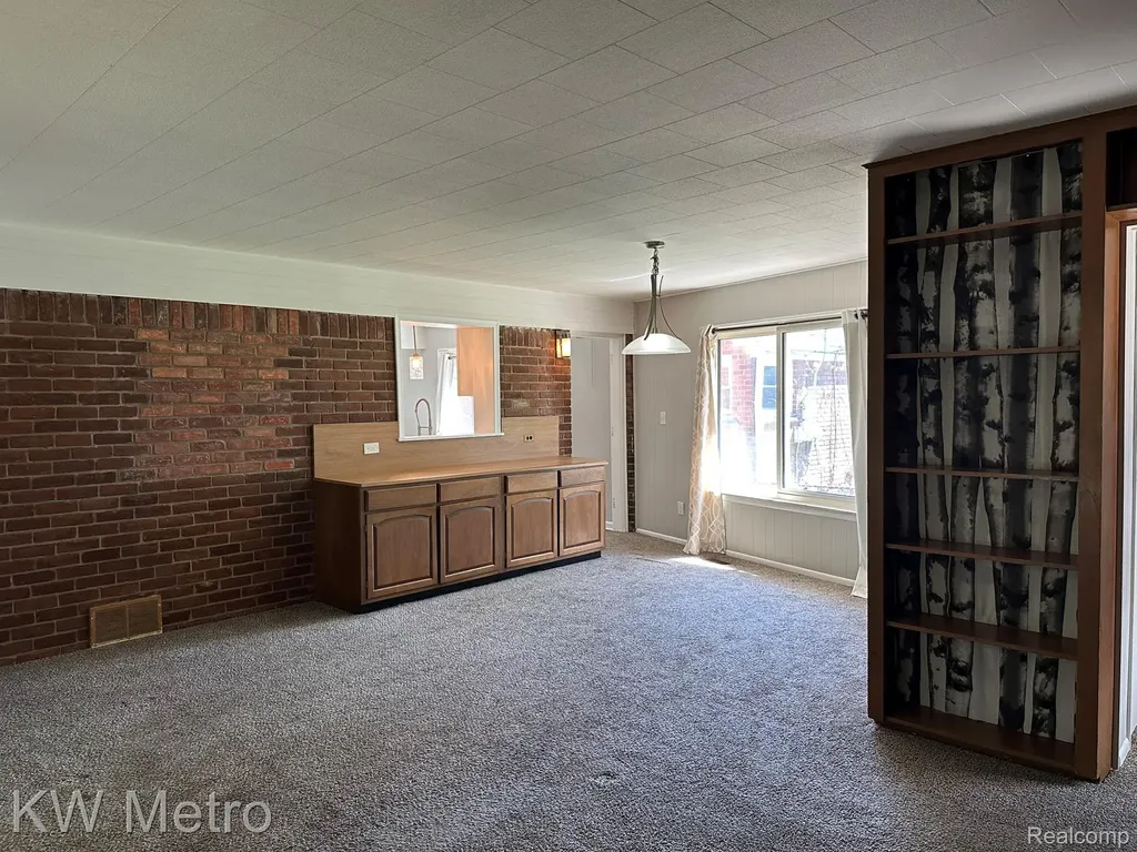 20498 Country Club Drive Harper Woods City MI 48225
