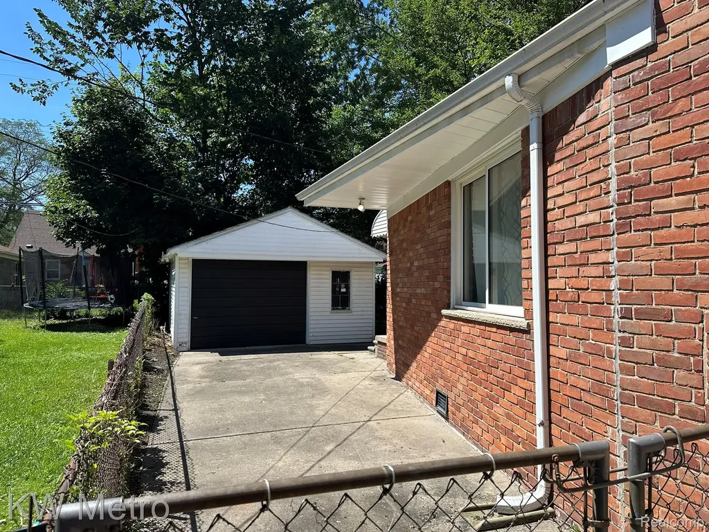 20498 Country Club Drive Harper Woods City MI 48225