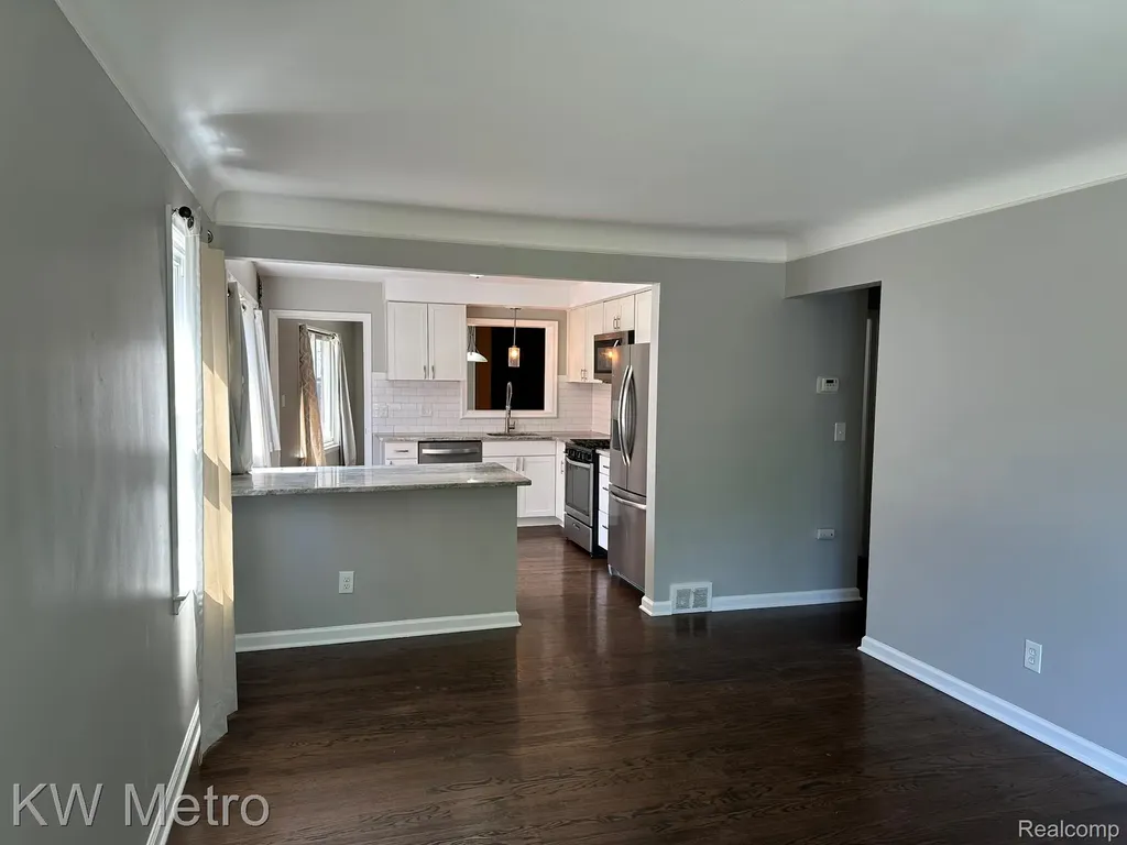 20498 Country Club Drive Harper Woods City MI 48225