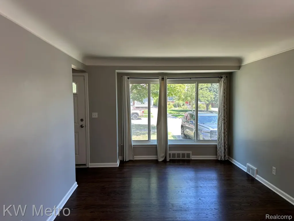 20498 Country Club Drive Harper Woods City MI 48225