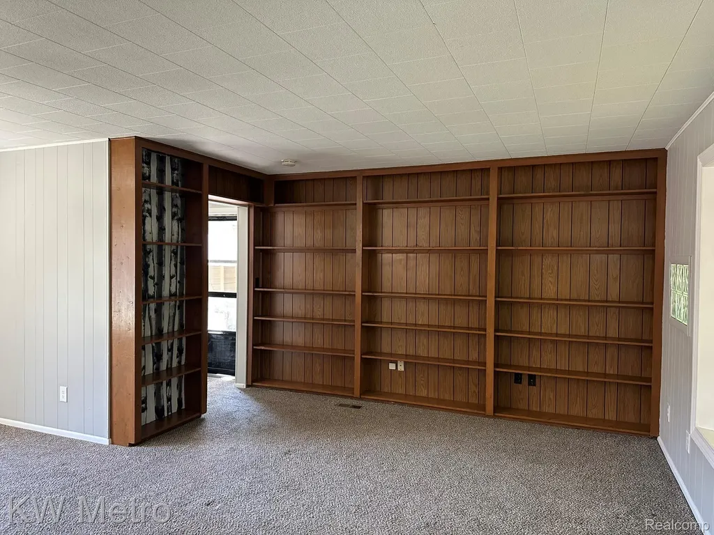 20498 Country Club Drive Harper Woods City MI 48225