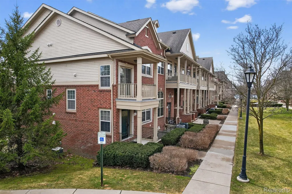 143 E Bay Drive Walled Lake City MI 48390