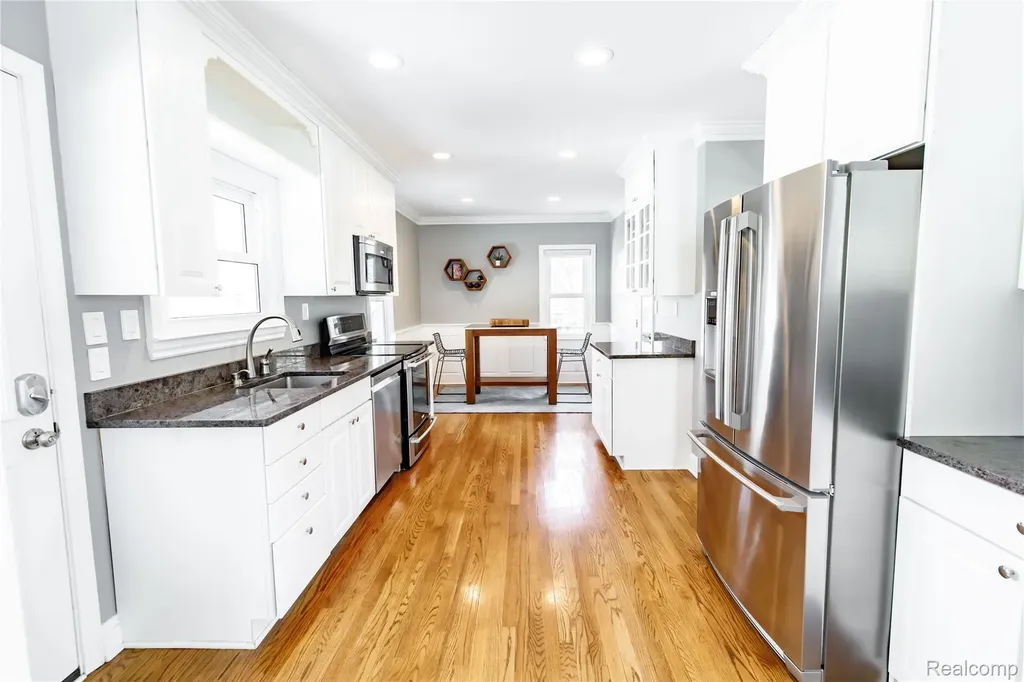 323 Maywood Avenue Rochester City MI 48307