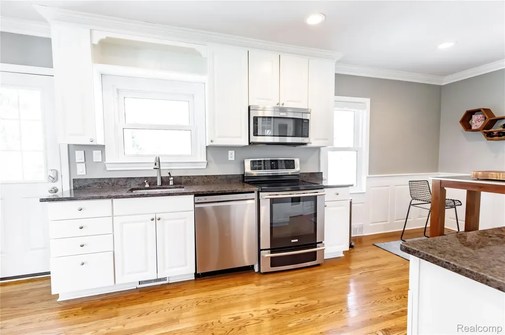 323 Maywood Avenue Rochester City MI 48307